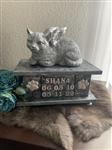 Poezenbeeld met op urn als set te koop