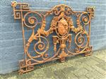 Hekwerk voor b.v. balkon, gietijzer antiek met medaillon