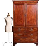 Zeer strak Engels Kabinet in fraaie lichtere mooi verouderde kleur ca 1800 (No.421015)