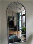 Grote forse spiegel, metalen frame, heel fraai in vorm.