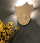 Mooie strakke wandlamp in wit terracotta steen , Franse lelie, zeer fraai, barok, klassiek.