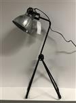Industriële tafel- bureau lamp, smeedijzeren voet met zinken kap.