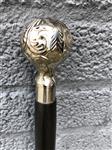 Wandelstok met mooie nikkelen handknop. en zwarte houten steel.