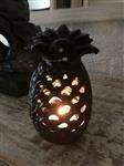 Gietijzeren lantaarn in de vorm van een ananas, sfeervolle verlichting.