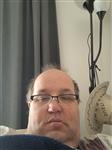 Sportieve en zorgzame man zoekt klik