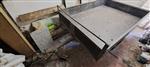 Oude aanhanger met bak boven de wielen