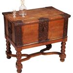 Scandinavische kist ca 1800  op onderstel met ijzer beslag en sleutel  (No.342065)