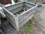 Metalen tank met verschillende steigerelementen
