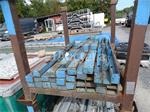 Metalen rek met +/- 30 relingelementen voor het bord