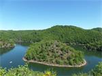 Ruime stacaravan aan een groot meer, zuid Auvergne