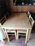 eettafel en 4 stoelen