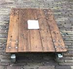 mooie stoere salon tafel met orginele wielen 