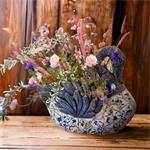 Zwaan 'sfeer' Delfts Blauw - roze weiland bloemen - 50cm -