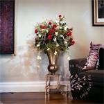Klimroos bovenop vaas - rood - brons - kunst rozen - 75cm