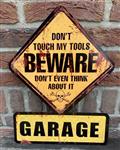 Tekstbord: Don't touch my tools, Beware me. Don't think about it