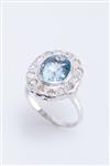 Wit gouden entourage ring met natuurlijke aquamarijn en briljanten