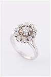 Wit gouden entourage ring met een briljant en diamanten