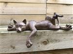 Sculptuur liggende kat uit Polystein