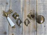 Set deurbeslag : 1 knop, 1 deurknop, 4 rozetten, gepatineerd messing met porseleinen ivoorkleurige h