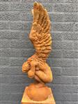 Knielende oxide Engel met vleugels omhoog, mooi oxid stenen beeld!