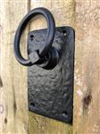 Rustieke grote ring als deursluiter/poortsluiter-zwart gecoat metaal.