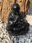 Shaolin Monnik zittend biddend, vol steen zwart