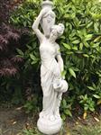 Prachtig wit stenen beeld van een staande dame met waterkruiken kan als fontein dienen bij de vijver