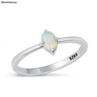 Zilveren kleine witte opaal ring