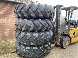Complete set wielen Case 845 16.9 x 34