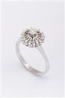 Wit gouden entourage ring met briljant en diamanten