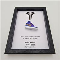 Lijst (1) - Mini sneaker Kobe Bryant AJ1 paars ingelijst  - Hout