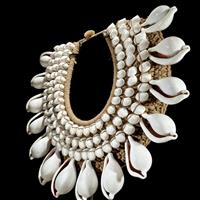 Decoratief ornament (1) - NO RESERVE PRICE - SN1 - Decorative shell necklace on a custom stand - Kau