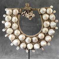 Decoratief ornament - NO RESERVE PRICE - SN13 - Decorative shell necklace on a custom stand - - Indo