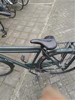 Herenfiets altec en fiets damesfiets Cortina 