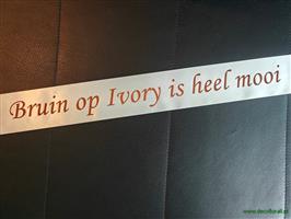 Ivory Lint 45 mm met Bruin opdruk +/- 50cm. - Eigen tekst opgeven in het veld opmerkingen aan het ei
