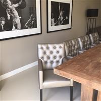 Luxe stoel met armleuningen en capitons
