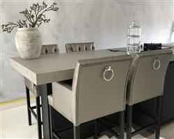 Luxe barstoel met armleuningen en capitons