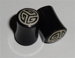 Stretcher Plug Hoorn Ingelegd met Tribal Motief 8 mm.
