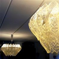 Antiek varia / Stel van 2 Jaren `50 kronen in kunststof en glas elk 4-lichts (No631161)