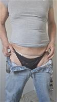 Oude dame voor stoute chat