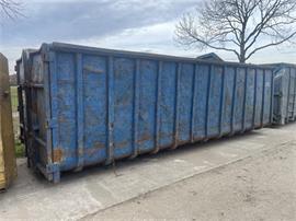 diverse gebruikte afzetcontainers