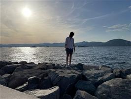 Jonge jongen (18) maagd zoekt leuk stel of vrouw