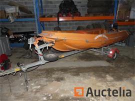 Reddingsboot met aanhanger en motor