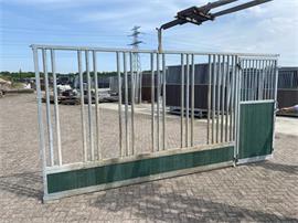 Paardenbox voerwanden  met draaibare tussenwanden