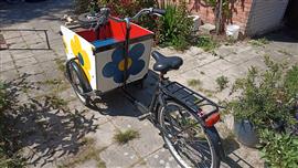Bakfiets met beschermhoes