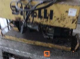 Machine voor het maken van teervoegen tussen Bitteli Motospray betonplaten