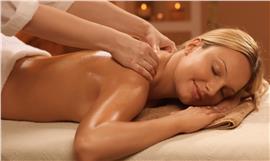 Ervaren man biedt, sensuele massage voor vrouw