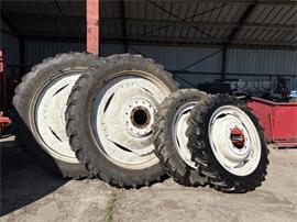 Cultuurwielen 12.4 R52 en 11.2 R36
