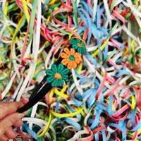 Diadeem met groen/oranje madeliefjes - carnaval - haaraccessoires