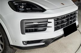 Dit betreft een Porsche Cayenne / Cayenne coupe 2024+ carbon turbo GT style voorlip splitter